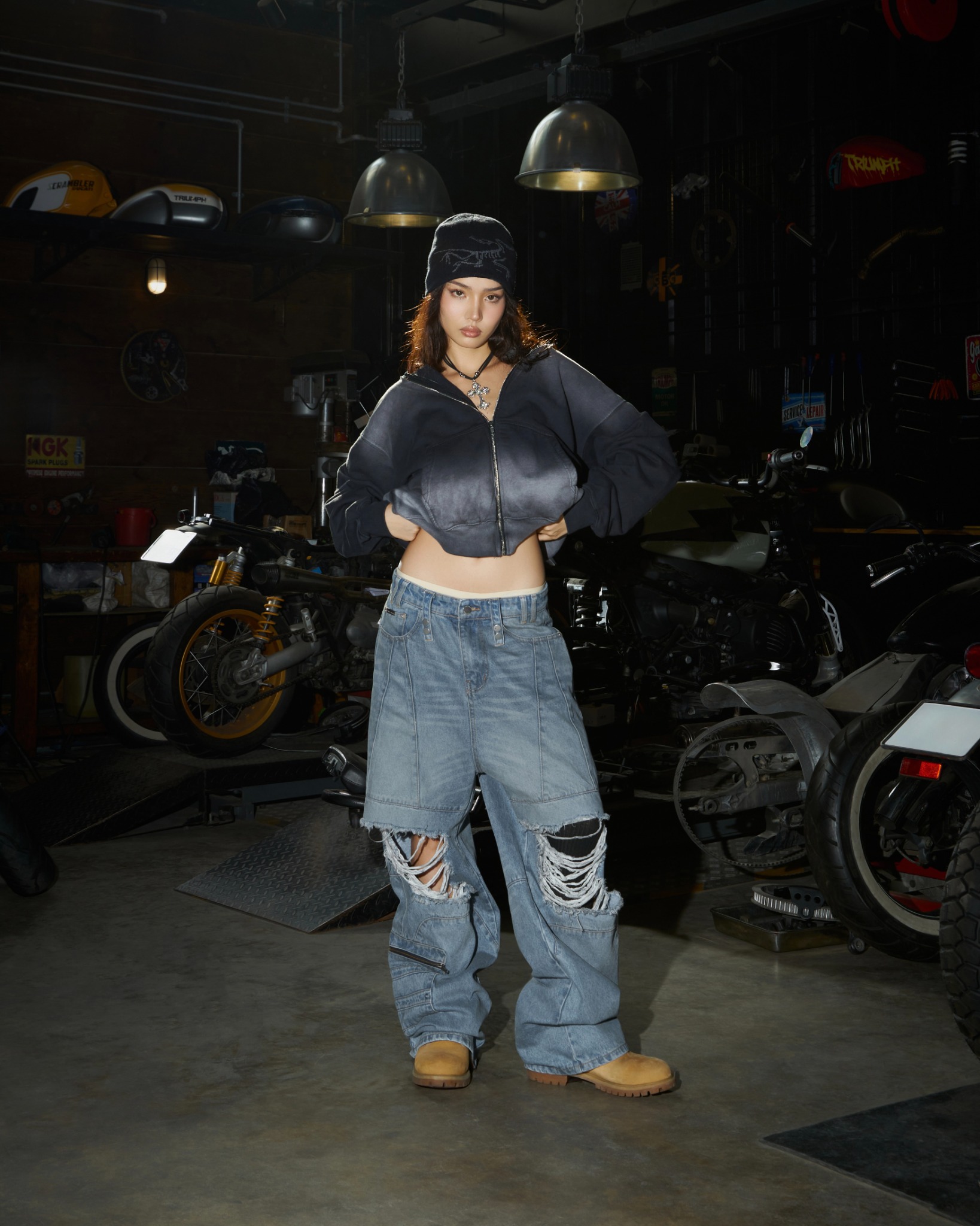 ERG15 - 'SI BON' DISTRESSED CARGO JEANS - LIGHT BLUE